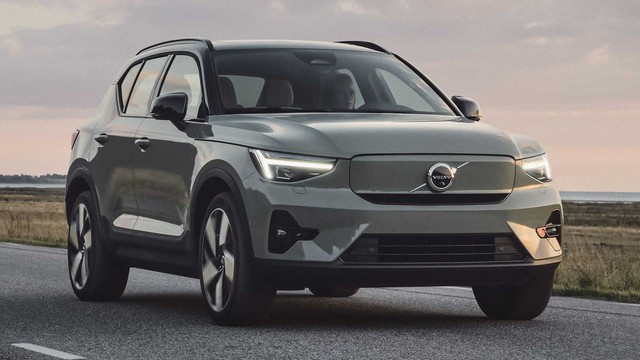 Launched Volvo XC40 2023 - petrol SUV with an electric car-like design - Photo 1.