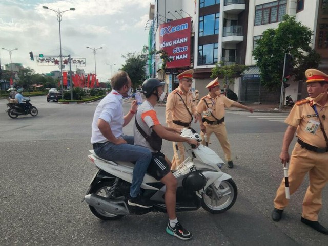 The truth behind the image of the Thai coach riding a motorbike without a helmet going to the stadium - Photo 1.