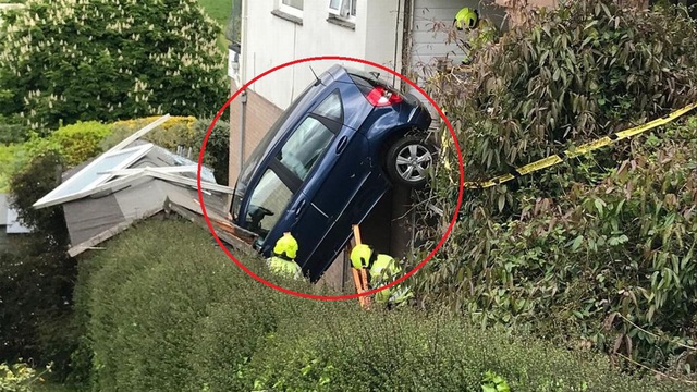 The 88-year-old woman drove her car through the wall like in an action movie and the ending was full of surprises - Photo 1.