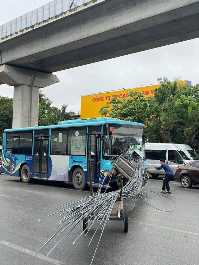 Xe chở sắt xuyên thủng xe buýt trên phố Hà Nội, hiện trường gây thấy kinh - Ảnh 3.