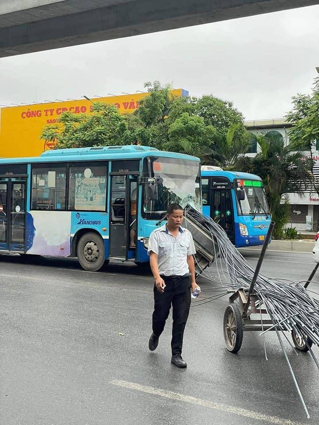 Xe chở sắt xuyên thủng xe buýt trên phố Hà Nội, hiện trường gây thấy kinh - Ảnh 4.