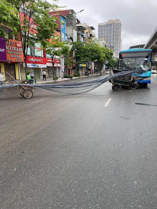 Xe chở sắt xuyên thủng xe buýt trên phố Hà Nội, hiện trường gây thấy kinh - Ảnh 5.