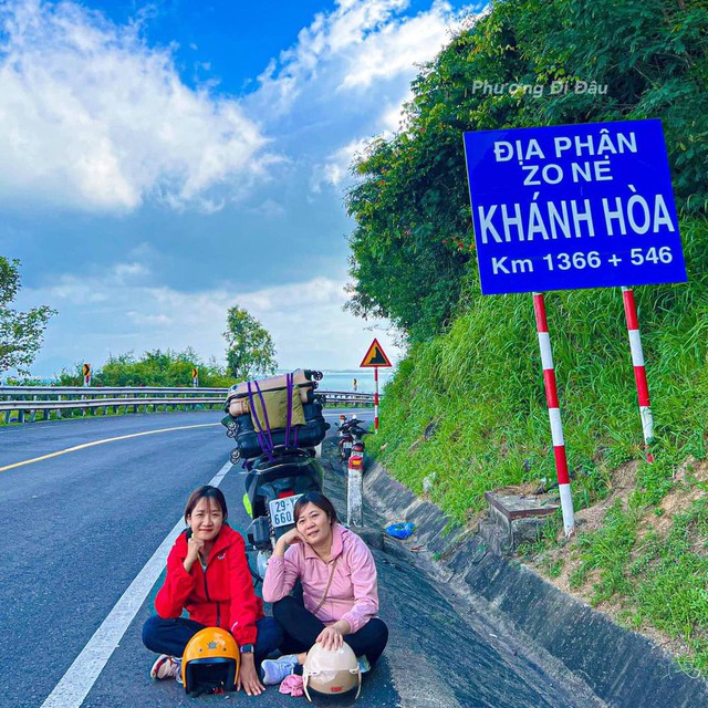 Phượt xuyên Việt bằng xe máy, cô gái bất ngờ có thêm bạn đồng hành ít ai nghĩ đến - Ảnh 11.