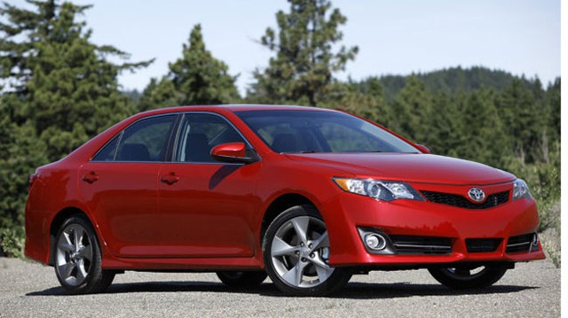 Toyota Camry trở lại danh sách xe đáng mua của Consumer Reports