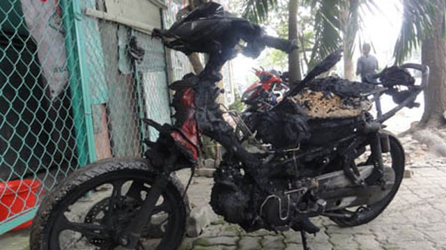 Nổ lốp, xe máy bất ngờ hóa đuốc
