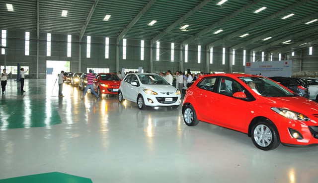 Việt Nam lần đầu xuất lô xe du lịch Mazda sang Lào