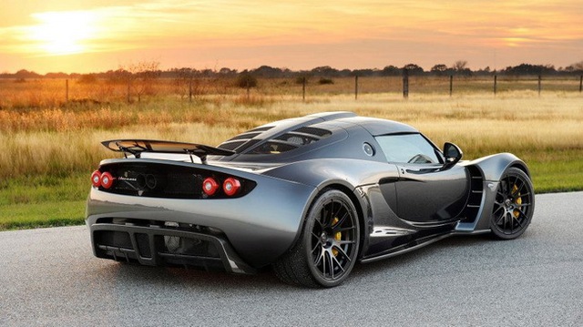 Xem Hennessey Venom GT đạt tốc độ gần 428 km/h