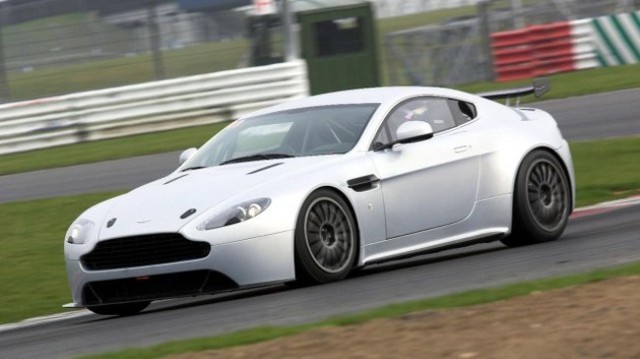 Aston Martin nâng cấp xe đua Vantage GT4 cho năm 2012