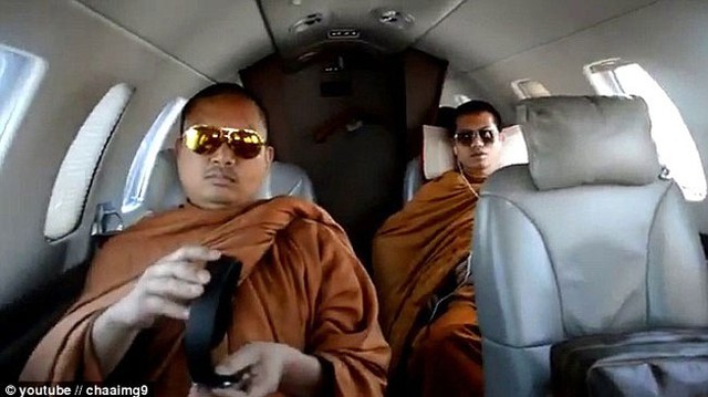Sư thầy bị "ném đá" vì đi lại bằng chuyên cơ