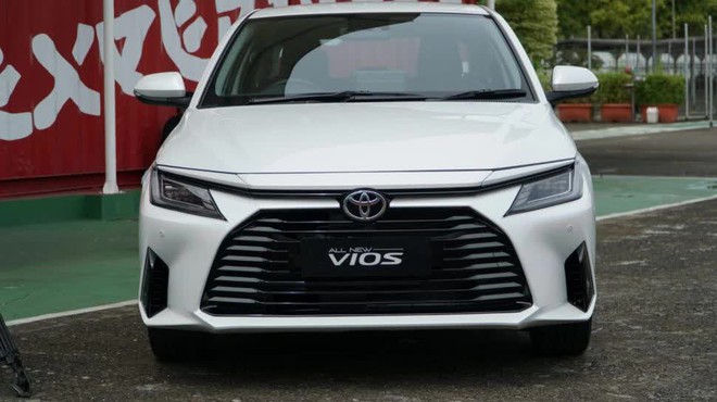 Toyota Vios hybrid ra mắt tháng 8: Động cơ tinh chỉnh từ Yaris Cross, tiêu thụ từ 3,8 lít/100km, về Việt Nam sẽ gây khó City, Accent- Ảnh 5. Toyota Vios hybrid ra mắt tháng 8: Động cơ tinh chỉnh từ Yaris Cross, tiêu thụ từ 3,8 lít/100km, về Việt Nam sẽ gây khó City, Accent- Ảnh 5.