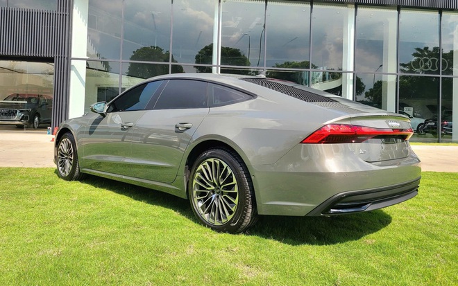 Audi A7 Sportback 2024 về đại lý: Giá tham khảo 2,99 tỷ, xấp xỉ E 300, có đèn Matrix, loa B&O, động cơ nhỏ hơn, bỏ AWD- Ảnh 5.