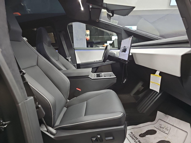 Gây sốt tại Việt Nam, Tesla Cybertruck lên xe cứu hộ, có chi tiết cho thấy điểm đến tiếp theo- Ảnh 12.