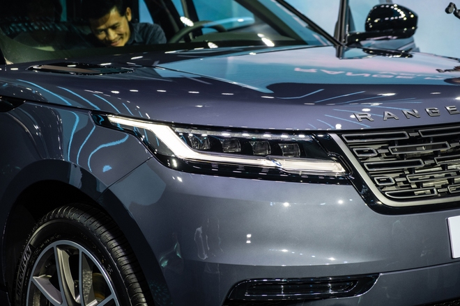 Range Rover Velar 2025 ra mắt Việt Nam: Giá từ hơn 3,7 tỷ, màn hình mới, treo khí nén, mạnh nhất gần 400 mã lực, chạy 64km không cần xăng- Ảnh 9.