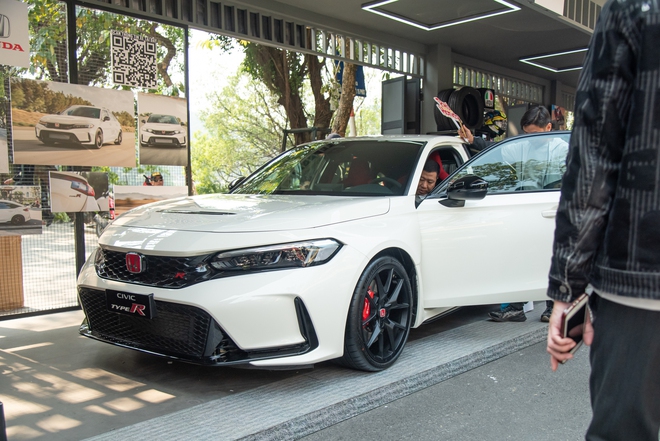 Honda mang dàn xe khủng đến phố đi bộ Hồ Gươm: Đủ loại ô tô, xe máy, có cả xe cắt cỏ- Ảnh 5. Honda mang dàn xe khủng đến phố đi bộ Hồ Gươm: Đủ loại ô tô, xe máy, có cả xe cắt cỏ- Ảnh 5.