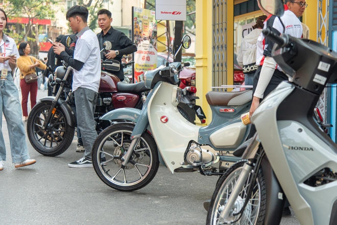 Honda mang dàn xe khủng đến phố đi bộ Hồ Gươm: Đủ loại ô tô, xe máy, có cả xe cắt cỏ- Ảnh 9. Honda mang dàn xe khủng đến phố đi bộ Hồ Gươm: Đủ loại ô tô, xe máy, có cả xe cắt cỏ- Ảnh 9.