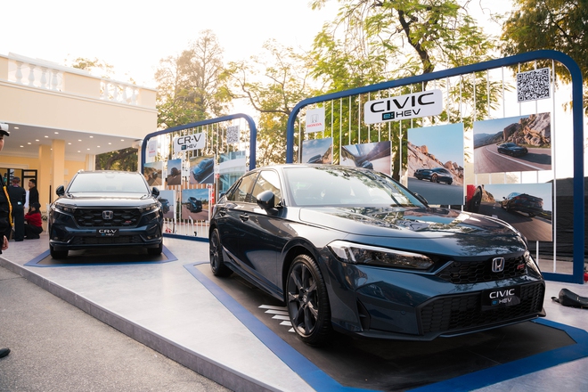 Honda mang dàn xe khủng đến phố đi bộ Hồ Gươm: Đủ loại ô tô, xe máy, có cả xe cắt cỏ- Ảnh 6. Honda mang dàn xe khủng đến phố đi bộ Hồ Gươm: Đủ loại ô tô, xe máy, có cả xe cắt cỏ- Ảnh 6.