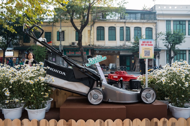 Honda mang dàn xe khủng đến phố đi bộ Hồ Gươm: Đủ loại ô tô, xe máy, có cả xe cắt cỏ- Ảnh 10. Honda mang dàn xe khủng đến phố đi bộ Hồ Gươm: Đủ loại ô tô, xe máy, có cả xe cắt cỏ- Ảnh 10.