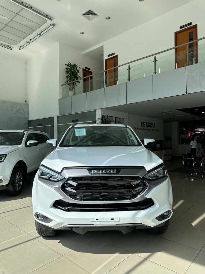 Isuzu mu-X "dọn kho", giảm khủng tới 225 triệu đồng, rẻ ngang CX-5, Territory- Ảnh 3.