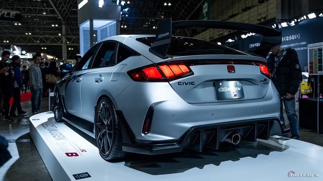 Honda Civic thêm bản độ mới: Trông như xe đua, cánh gió siêu lớn, gương kiểu BMW- Ảnh 3. Honda Civic thêm bản độ mới: Trông như xe đua, cánh gió siêu lớn, gương kiểu BMW- Ảnh 3.