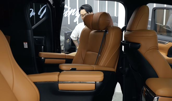 'Anh tài' Tuấn Hưng nâng cấp nội thất Toyota Alphard sau 4 năm sử dụng: Hàng ghế 2 xoay 360 độ, biến xe thành sân khấu mini với dàn loa khủng- Ảnh 6.