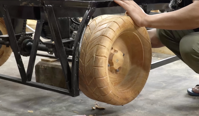 Chán làm mô hình bình thường, ông bố 9x ở Bắc Ninh chế tạo McLaren 720S lộn ngược tặng con trai- Ảnh 5. Chán làm mô hình bình thường, ông bố 9x ở Bắc Ninh chế tạo McLaren 720S lộn ngược tặng con trai- Ảnh 5.