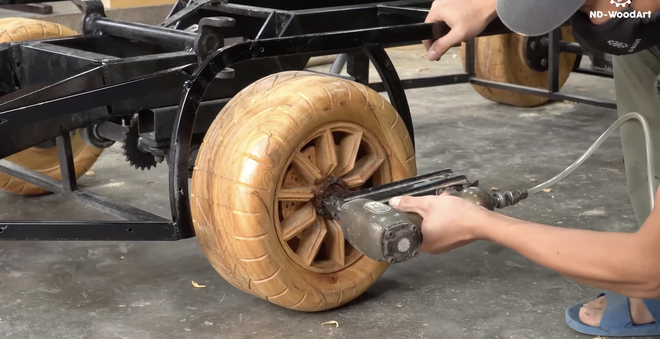 Chán làm mô hình bình thường, ông bố 9x ở Bắc Ninh chế tạo McLaren 720S lộn ngược tặng con trai- Ảnh 6. Chán làm mô hình bình thường, ông bố 9x ở Bắc Ninh chế tạo McLaren 720S lộn ngược tặng con trai- Ảnh 6.