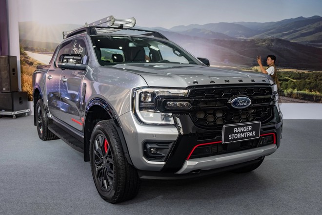 Chênh lệch 40 triệu đồng và đây là những điểm khác nhau giữa 2 phiên bản cao nhất Ford Ranger Stormtrak và Toyota Hilux Adventure mà bạn cần biết- Ảnh 2. Chênh lệch 40 triệu đồng và đây là những điểm khác nhau giữa 2 phiên bản cao nhất Ford Ranger Stormtrak và Toyota Hilux Adventure mà bạn cần biết- Ảnh 2.