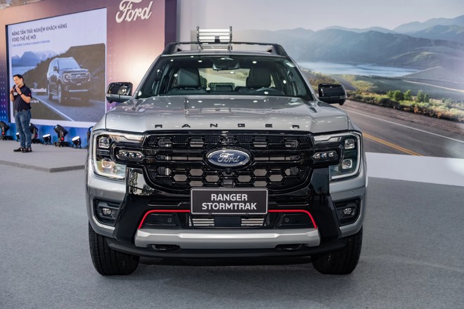 Chênh lệch 40 triệu đồng và đây là những điểm khác nhau giữa 2 phiên bản cao nhất Ford Ranger Stormtrak và Toyota Hilux Adventure mà bạn cần biết- Ảnh 4. Chênh lệch 40 triệu đồng và đây là những điểm khác nhau giữa 2 phiên bản cao nhất Ford Ranger Stormtrak và Toyota Hilux Adventure mà bạn cần biết- Ảnh 4.