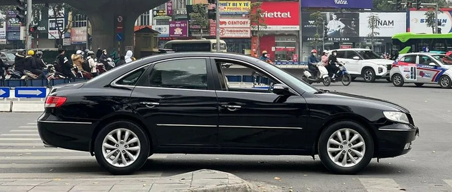 Rao bán hàng hiếm Hyundai Azera 2007 ngang giá VinFast VF 3, chủ xe chia sẻ: Trước đây bán cái nhà chỉ đủ mua cái bánh- Ảnh 2.