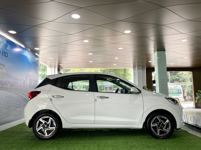 Ảnh thực tế Hyundai Grand i10 1.2AT hatchback giá 435 triệu đồng: Thấp hơn bản sedan 20 triệu đồng nhưng có ga tự động và đèn LED- Ảnh 4.