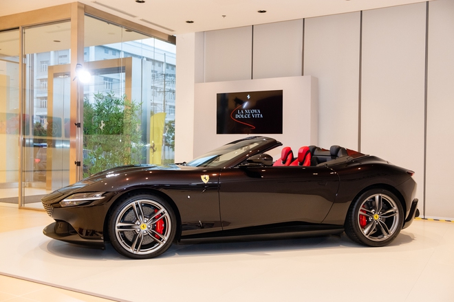 Cận cảnh Ferrari Roma Spider tại Việt Nam: Giá hơn 20 tỷ đồng, nhiều chi tiết cá nhân hóa, xe mui trần nhanh như coupe nhờ công nghệ siêu độc- Ảnh 4. Cận cảnh Ferrari Roma Spider tại Việt Nam: Giá hơn 20 tỷ đồng, nhiều chi tiết cá nhân hóa, xe mui trần nhanh như coupe nhờ công nghệ siêu độc- Ảnh 4.