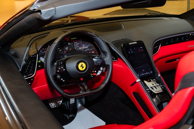 Cận cảnh Ferrari Roma Spider tại Việt Nam: Giá hơn 20 tỷ đồng, nhiều chi tiết cá nhân hóa, xe mui trần nhanh như coupe nhờ công nghệ siêu độc- Ảnh 18. Cận cảnh Ferrari Roma Spider tại Việt Nam: Giá hơn 20 tỷ đồng, nhiều chi tiết cá nhân hóa, xe mui trần nhanh như coupe nhờ công nghệ siêu độc- Ảnh 18.