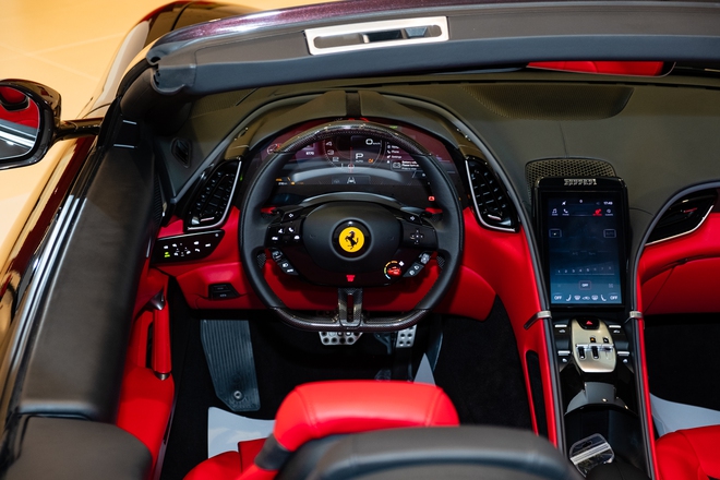 Cận cảnh Ferrari Roma Spider tại Việt Nam: Giá hơn 20 tỷ đồng, nhiều chi tiết cá nhân hóa, xe mui trần nhanh như coupe nhờ công nghệ siêu độc- Ảnh 17. Cận cảnh Ferrari Roma Spider tại Việt Nam: Giá hơn 20 tỷ đồng, nhiều chi tiết cá nhân hóa, xe mui trần nhanh như coupe nhờ công nghệ siêu độc- Ảnh 17.