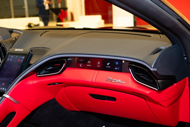 Cận cảnh Ferrari Roma Spider tại Việt Nam: Giá hơn 20 tỷ đồng, nhiều chi tiết cá nhân hóa, xe mui trần nhanh như coupe nhờ công nghệ siêu độc- Ảnh 21. Cận cảnh Ferrari Roma Spider tại Việt Nam: Giá hơn 20 tỷ đồng, nhiều chi tiết cá nhân hóa, xe mui trần nhanh như coupe nhờ công nghệ siêu độc- Ảnh 21.