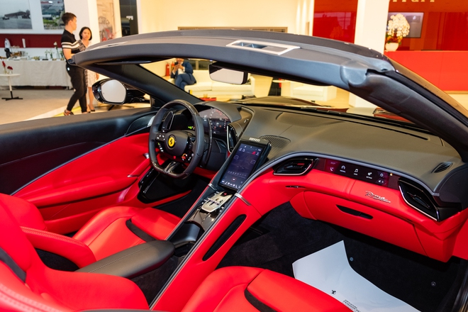 Cận cảnh Ferrari Roma Spider tại Việt Nam: Giá hơn 20 tỷ đồng, nhiều chi tiết cá nhân hóa, xe mui trần nhanh như coupe nhờ công nghệ siêu độc- Ảnh 16. Cận cảnh Ferrari Roma Spider tại Việt Nam: Giá hơn 20 tỷ đồng, nhiều chi tiết cá nhân hóa, xe mui trần nhanh như coupe nhờ công nghệ siêu độc- Ảnh 16.
