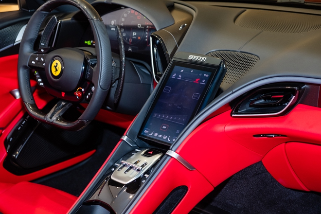 Cận cảnh Ferrari Roma Spider tại Việt Nam: Giá hơn 20 tỷ đồng, nhiều chi tiết cá nhân hóa, xe mui trần nhanh như coupe nhờ công nghệ siêu độc- Ảnh 20. Cận cảnh Ferrari Roma Spider tại Việt Nam: Giá hơn 20 tỷ đồng, nhiều chi tiết cá nhân hóa, xe mui trần nhanh như coupe nhờ công nghệ siêu độc- Ảnh 20.