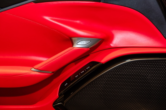 Cận cảnh Ferrari Roma Spider tại Việt Nam: Giá hơn 20 tỷ đồng, nhiều chi tiết cá nhân hóa, xe mui trần nhanh như coupe nhờ công nghệ siêu độc- Ảnh 22. Cận cảnh Ferrari Roma Spider tại Việt Nam: Giá hơn 20 tỷ đồng, nhiều chi tiết cá nhân hóa, xe mui trần nhanh như coupe nhờ công nghệ siêu độc- Ảnh 22.