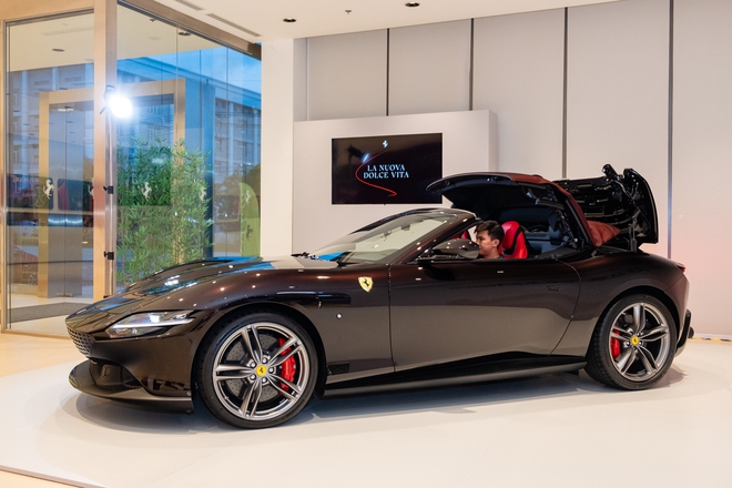 Cận cảnh Ferrari Roma Spider tại Việt Nam: Giá hơn 20 tỷ đồng, nhiều chi tiết cá nhân hóa, xe mui trần nhanh như coupe nhờ công nghệ siêu độc- Ảnh 5. Cận cảnh Ferrari Roma Spider tại Việt Nam: Giá hơn 20 tỷ đồng, nhiều chi tiết cá nhân hóa, xe mui trần nhanh như coupe nhờ công nghệ siêu độc- Ảnh 5.