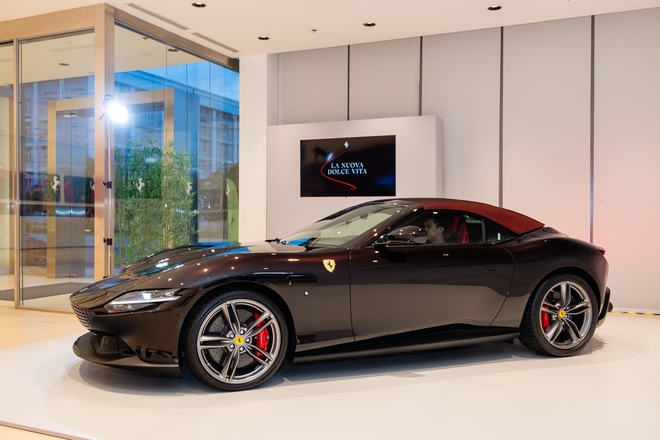 Cận cảnh Ferrari Roma Spider tại Việt Nam: Giá hơn 20 tỷ đồng, nhiều chi tiết cá nhân hóa, xe mui trần nhanh như coupe nhờ công nghệ siêu độc- Ảnh 6. Cận cảnh Ferrari Roma Spider tại Việt Nam: Giá hơn 20 tỷ đồng, nhiều chi tiết cá nhân hóa, xe mui trần nhanh như coupe nhờ công nghệ siêu độc- Ảnh 6.