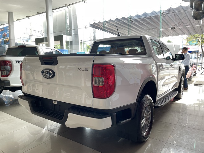 Bán tải 1 cầu số tự động, chọn Nissan Navara EL mới hay Ford Ranger XLS: Chỉ chênh 8 triệu nhưng trang bị khác biệt, bảng so sánh này cho bạn thấy điều đó- Ảnh 8.