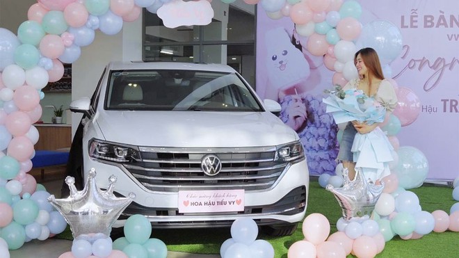 Tặng VW Viloran cho con gái lớn, Diệp Lâm Anh chia sẻ: 'Đích thân đưa bé đi học, đến lượt cậu út sẽ tặng xe to hơn'- Ảnh 9.