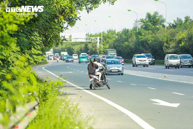 Cố tình đi xe máy vào cao tốc Đại lộ Thăng Long, tài xế bao biện 'vội đi làm'- Ảnh 4. Cố tình đi xe máy vào cao tốc Đại lộ Thăng Long, tài xế bao biện 'vội đi làm'- Ảnh 4.