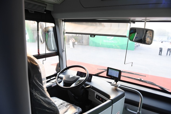 Ảnh thực tế dàn xe bus điện VinFast mới bàn giao: Chứa tối đa 60 người, sàn hạ thấp cho cả xe lăn lên- Ảnh 9. Ảnh thực tế dàn xe bus điện VinFast mới bàn giao: Chứa tối đa 60 người, sàn hạ thấp cho cả xe lăn lên- Ảnh 9.