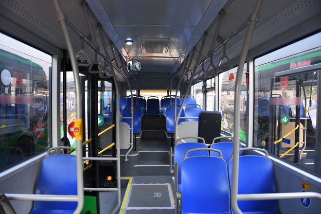 Ảnh thực tế dàn xe bus điện VinFast mới bàn giao: Chứa tối đa 60 người, sàn hạ thấp cho cả xe lăn lên- Ảnh 8. Ảnh thực tế dàn xe bus điện VinFast mới bàn giao: Chứa tối đa 60 người, sàn hạ thấp cho cả xe lăn lên- Ảnh 8.