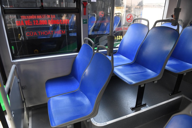 Ảnh thực tế dàn xe bus điện VinFast mới bàn giao: Chứa tối đa 60 người, sàn hạ thấp cho cả xe lăn lên- Ảnh 11. Ảnh thực tế dàn xe bus điện VinFast mới bàn giao: Chứa tối đa 60 người, sàn hạ thấp cho cả xe lăn lên- Ảnh 11.