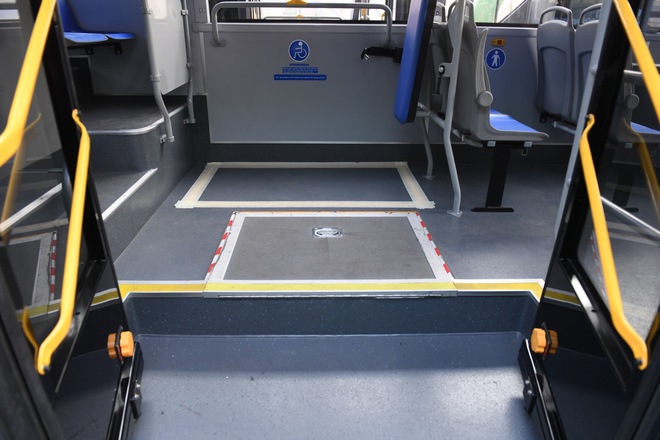 Ảnh thực tế dàn xe bus điện VinFast mới bàn giao: Chứa tối đa 60 người, sàn hạ thấp cho cả xe lăn lên- Ảnh 10. Ảnh thực tế dàn xe bus điện VinFast mới bàn giao: Chứa tối đa 60 người, sàn hạ thấp cho cả xe lăn lên- Ảnh 10.