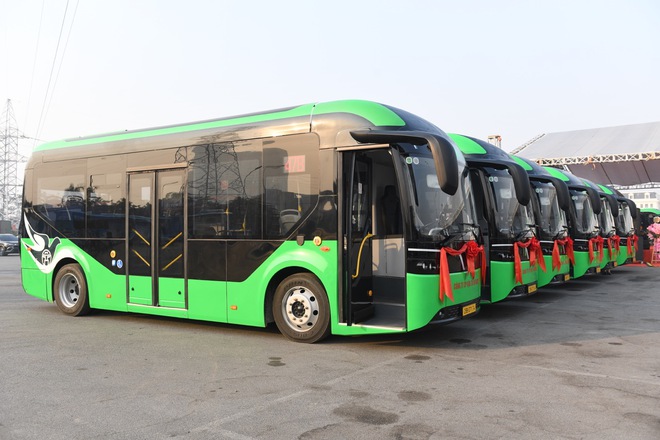 Ảnh thực tế dàn xe bus điện VinFast mới bàn giao: Chứa tối đa 60 người, sàn hạ thấp cho cả xe lăn lên- Ảnh 5. Ảnh thực tế dàn xe bus điện VinFast mới bàn giao: Chứa tối đa 60 người, sàn hạ thấp cho cả xe lăn lên- Ảnh 5.