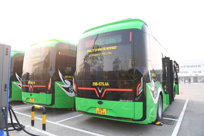 Ảnh thực tế dàn xe bus điện VinFast mới bàn giao: Chứa tối đa 60 người, sàn hạ thấp cho cả xe lăn lên- Ảnh 6. Ảnh thực tế dàn xe bus điện VinFast mới bàn giao: Chứa tối đa 60 người, sàn hạ thấp cho cả xe lăn lên- Ảnh 6.