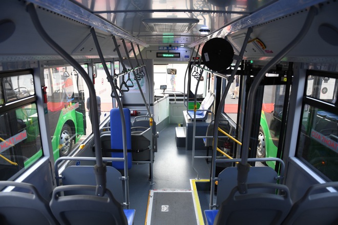 Ảnh thực tế dàn xe bus điện VinFast mới bàn giao: Chứa tối đa 60 người, sàn hạ thấp cho cả xe lăn lên- Ảnh 7. Ảnh thực tế dàn xe bus điện VinFast mới bàn giao: Chứa tối đa 60 người, sàn hạ thấp cho cả xe lăn lên- Ảnh 7.