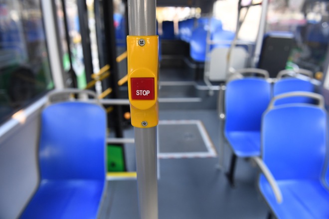 Ảnh thực tế dàn xe bus điện VinFast mới bàn giao: Chứa tối đa 60 người, sàn hạ thấp cho cả xe lăn lên- Ảnh 12. Ảnh thực tế dàn xe bus điện VinFast mới bàn giao: Chứa tối đa 60 người, sàn hạ thấp cho cả xe lăn lên- Ảnh 12.